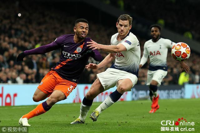 尤文全队和球迷一起出现在登机口，斯帕莱蒂和球迷们友好互动（尤文全队与球迷同现登机口，斯帕莱蒂现场亲切互动）