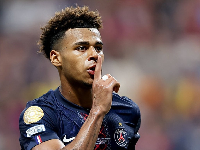 中超改跨年制，融入世界还是盲目跟风？（中超跨年赛制：接轨国际还是盲从潮流？）