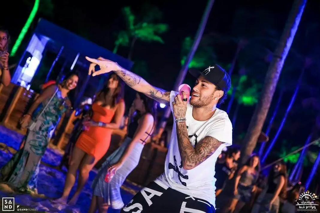 世体：拉波尔塔未回应老佛爷言论，与切尔西管理层共进晚餐（世体：拉波尔塔未置评弗洛伦蒂诺言论，已与切尔西高层共进晚餐）