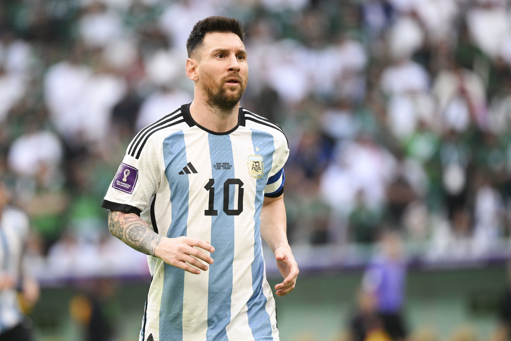 半场：海港0-0柔佛新山，陈威屡献神扑，格劳德尔逃红牌（半场战报：海港0-0柔佛新山，陈威多次神勇救险，格劳德尔逃过红牌）