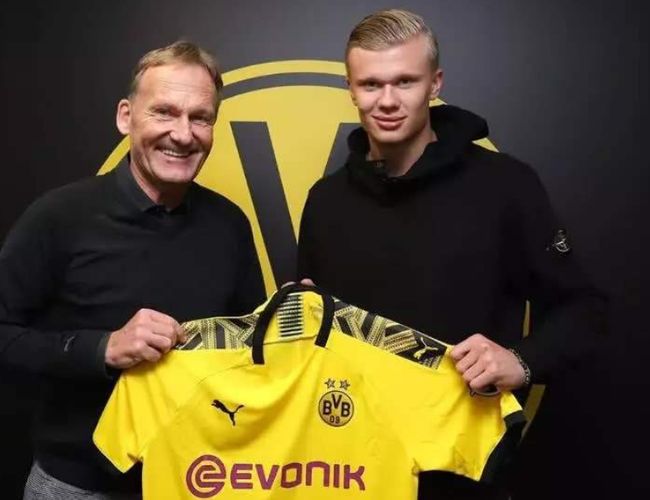 梅西因为足球改变性格！从天生内向到绝对领袖！（足球重塑梅西：从内向少年到无可争议的领袖）