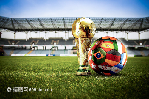 莱万：我经常带伤上场，肋骨骨折也硬撑；不着急决定未来（莱万：常带伤出战，肋骨骨折也硬扛；未来去向不急于决定）