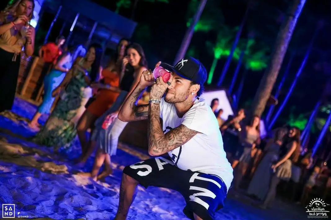 孔帕尼：不关注本菲卡与格雷罗的传闻，任何转会只会内部讨论（孔帕尼：不理会本菲卡、格雷罗传闻，转会议题只在内部讨论）