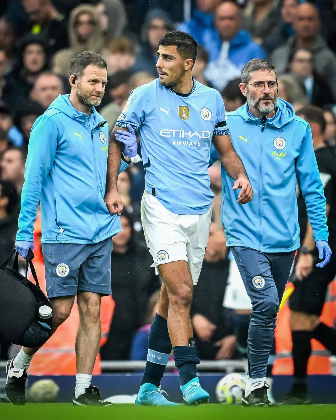 足球西甲榜首易主，冠军形势再变（西甲榜首更迭，冠军悬念再起）