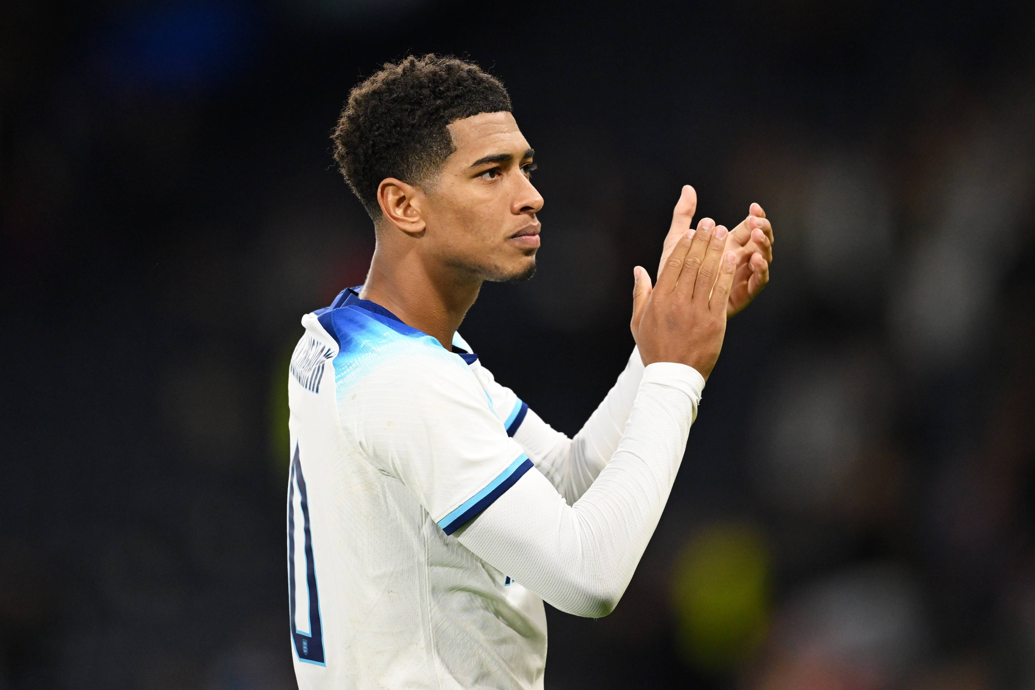 客战塞尔塔戴帽，莱万巴萨生涯第4次上演帽子戏法（莱万客战塞尔塔完成帽子戏法，巴萨生涯第4次戴帽）