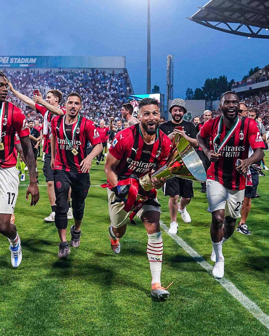 TA：阿莫林希望引进中场；曼联是否签门将取决于巴因迪尔未来（TA：阿莫林意在补强中场；曼联是否引进门将取决于巴因迪尔去留）