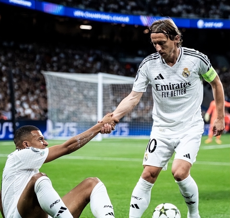 德比迎来关键胜利，米兰升至意甲积分榜第二（德比战奏凯，米兰升至意甲次席）