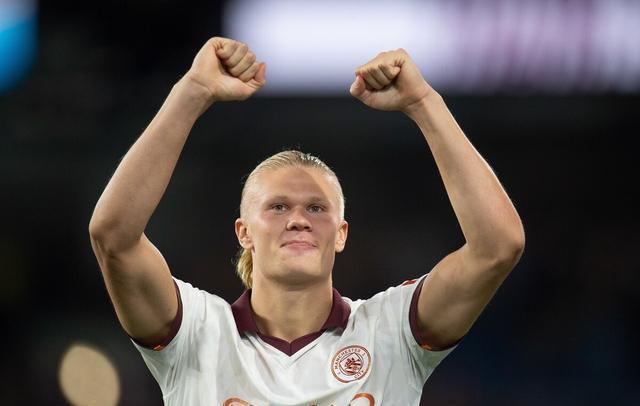 氛围轻松，维尼修斯在训练中穿裆主帅阿隆索（轻松一刻：维尼修斯训练场穿裆主帅阿隆索）