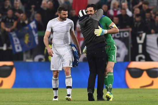 记者：不止巴黎和巴萨有意穆尼奥斯，曼城和切尔西也在关注他（记者：除巴黎与巴萨外，曼城、切尔西亦在关注穆尼奥斯）