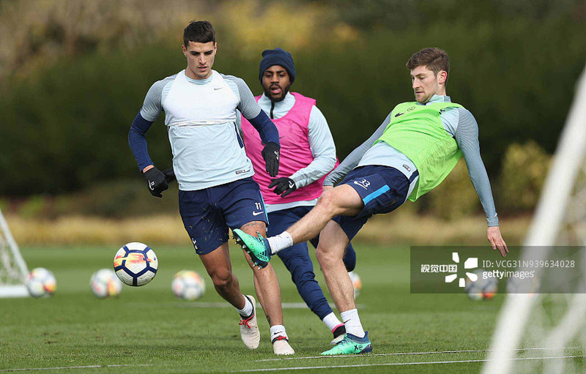 逆天，挪威甲门将点球大战一脚将摆好的球踢走以干扰对方（挪威甲门将在点球大战中踢走已摆好的球干扰对手）