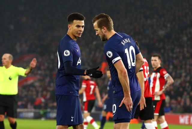 成都蓉城在中超和足协杯表现不佳，古尔芬克尔可能离队，周定洋面临续约问题，俱乐部需补强阵容。