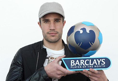 海港举办赛季总结会，王燊超乘直升机带冠军奖杯入场（海港赛季总结会：王燊超乘直升机捧杯亮相）