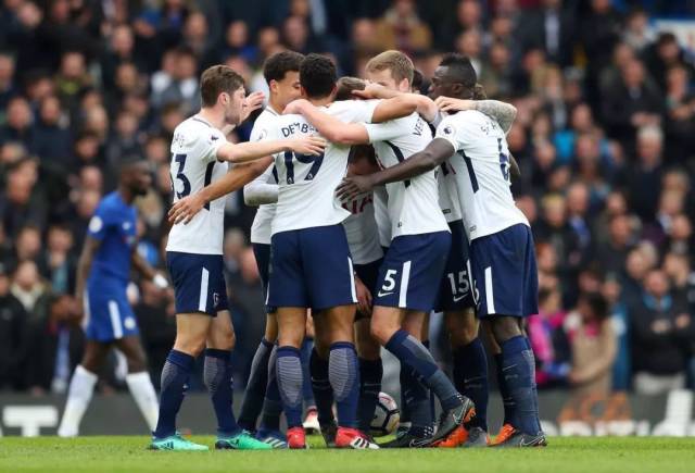 安迪·卡罗尔惊叹切赫神扑，创英格兰足球史经典瞬间