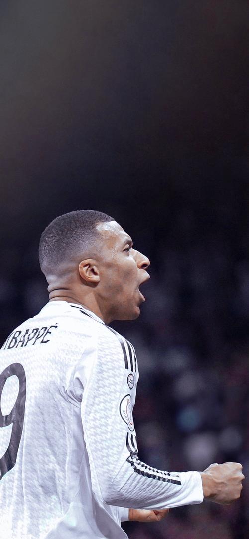 每体：杰拉德·马丁在左中卫上的表现，比其当左后卫时更亮眼